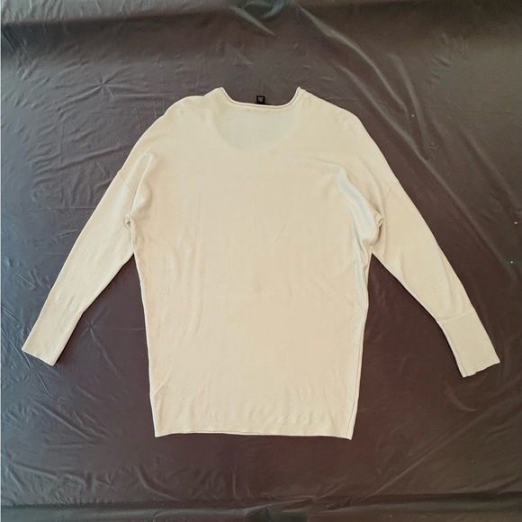 DKNY Cream Silk/Cashmere Crew Neck Lightweight Sweater Size Large MSRP $298 - Picture 3 of 8
